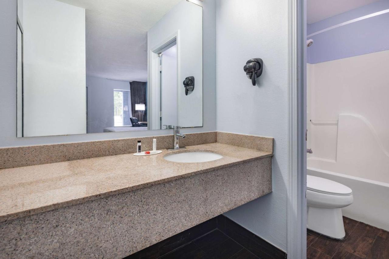 Ferry Pass Days Inn By Wyndham Pensacola I-10 מראה חיצוני תמונה